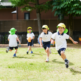 園庭で遊ぶ園児