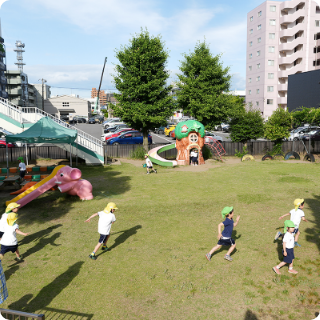 園庭で遊ぶ園児