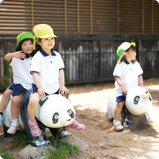 園庭で遊ぶ園児