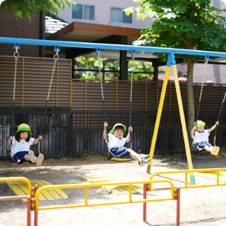 園庭で遊ぶ園児