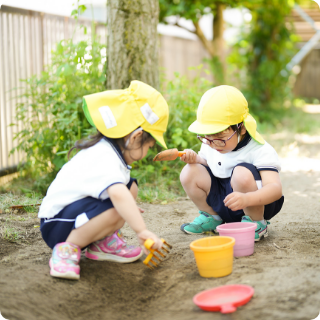 園庭で遊ぶ園児