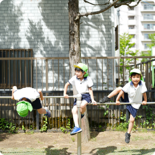 園庭で遊ぶ園児