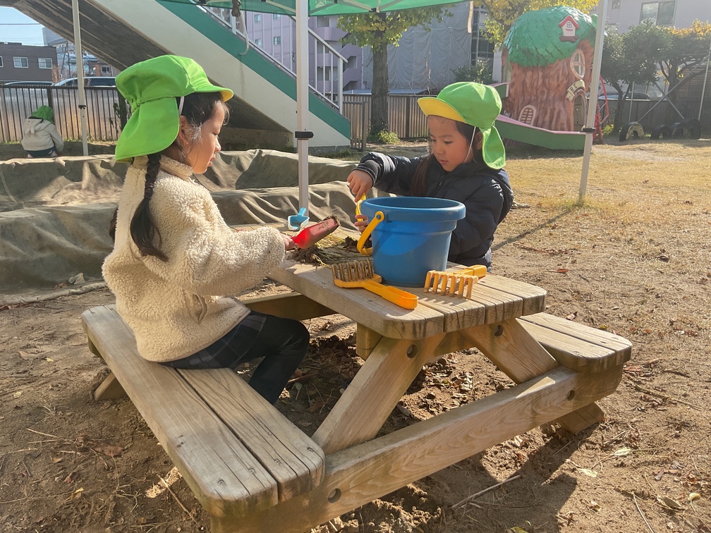 園庭で遊ぶ園児