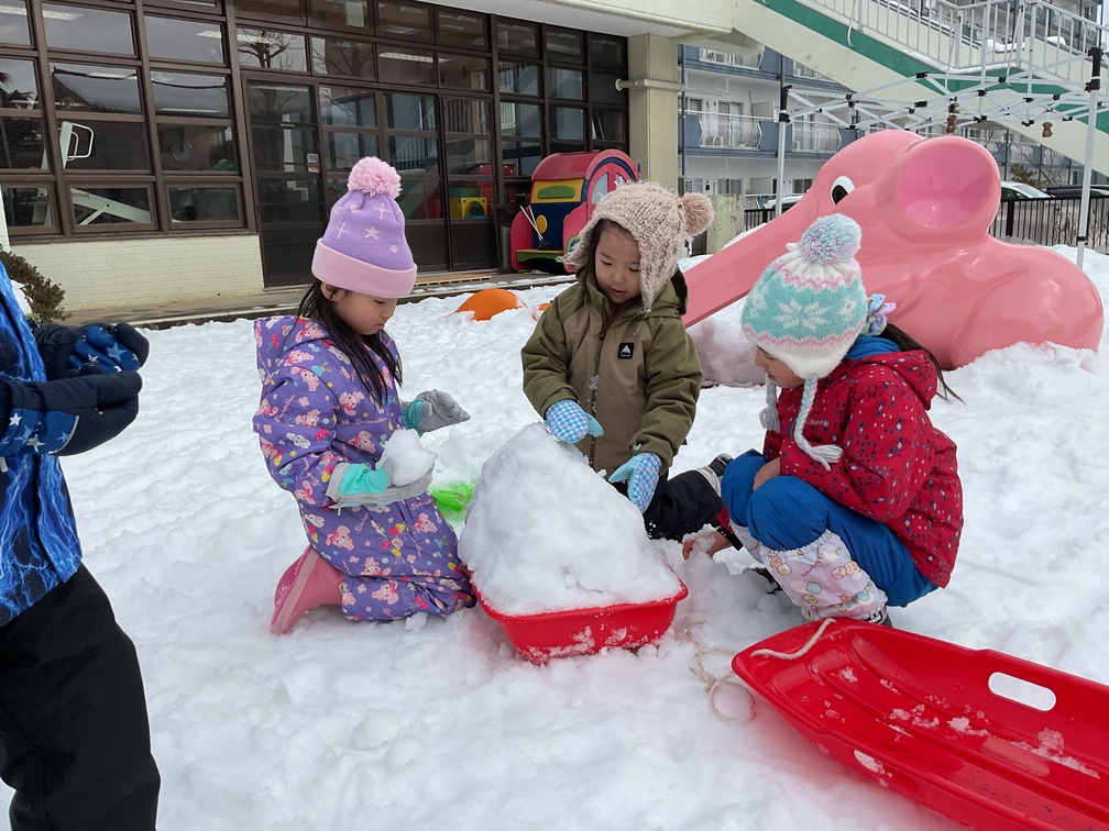 園庭で遊ぶ園児