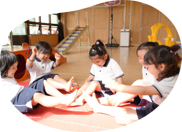 遊戯室で遊ぶ子どもたち