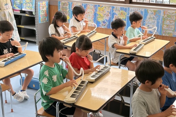 「メロディオン・合奏指導」の様子